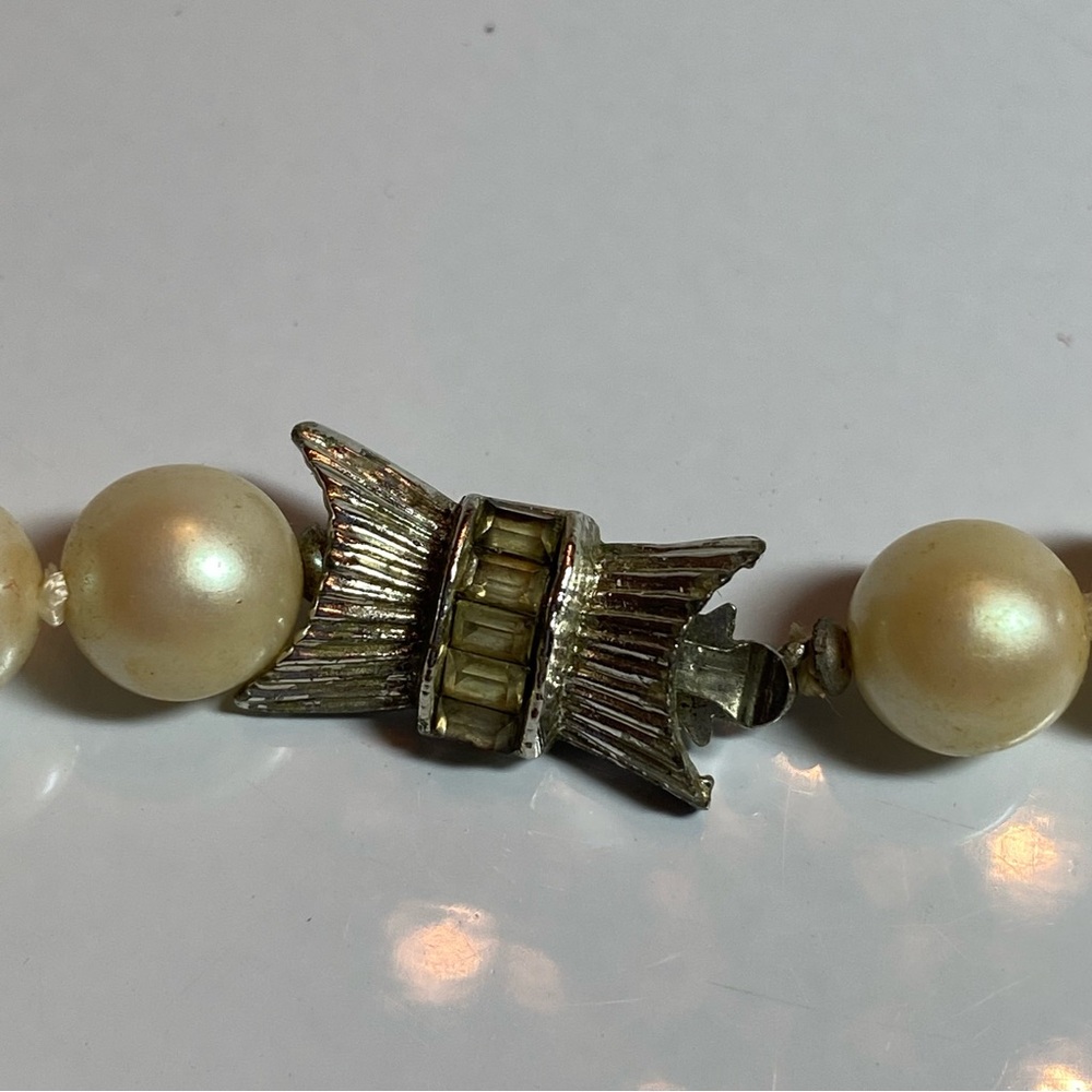 Vintage 15 1/4” faux pearl knotted necklace. - Picture 3 of 6